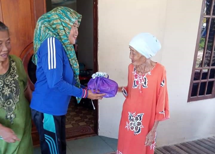 Kader Posyandu Bagikan PMT Untuk Warga Desa Pemusiran Berusia 60 Tahun ke Atas